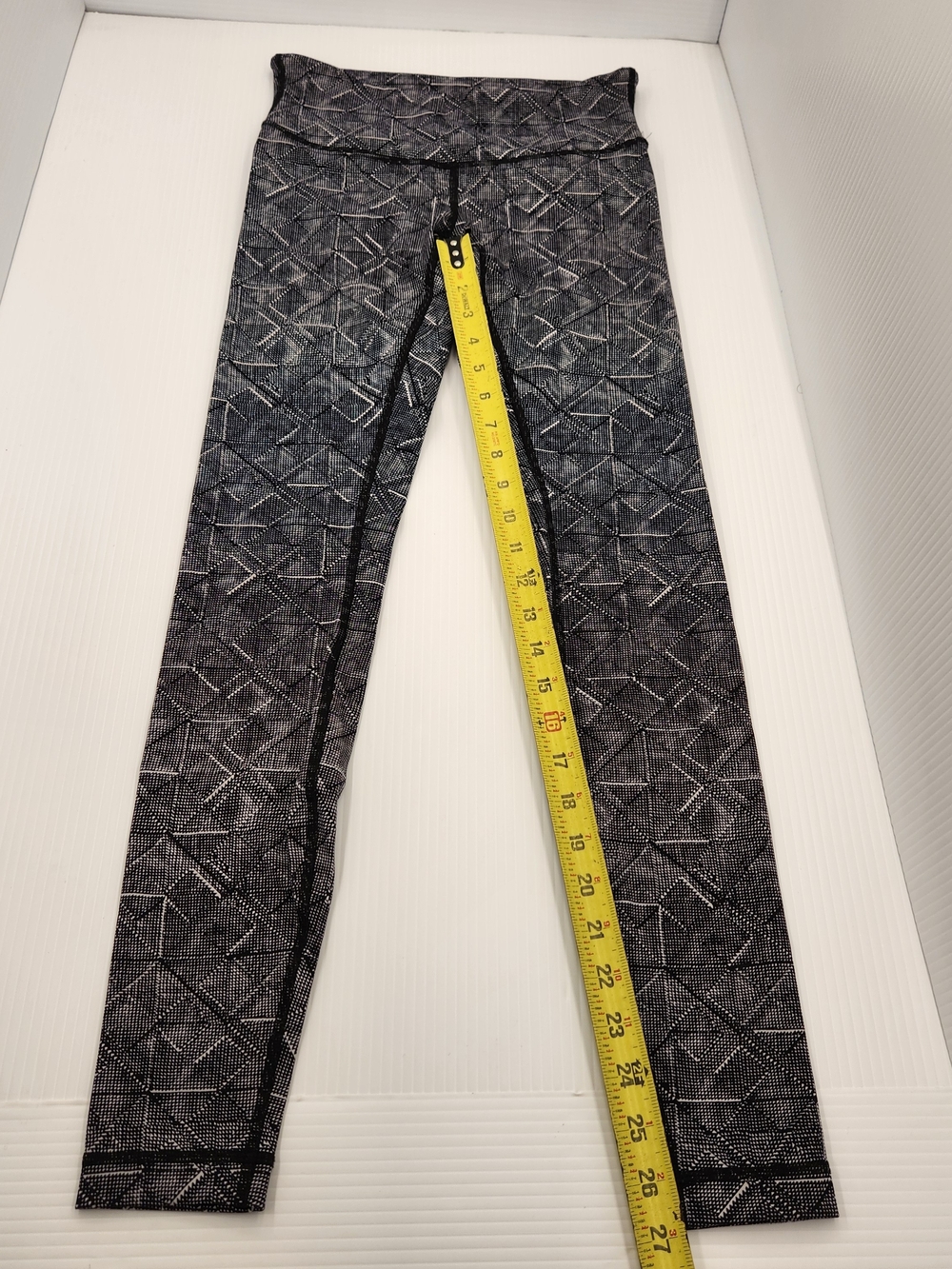 High-Rise Printed Women's Active Leggings in Dark Gray - Picture 3 of 9